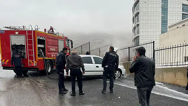 Hastane önündeki otomobil alev aldı!