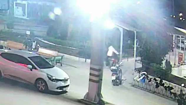 Hastane önünde gözcülük yapıp motosiklet çaldılar