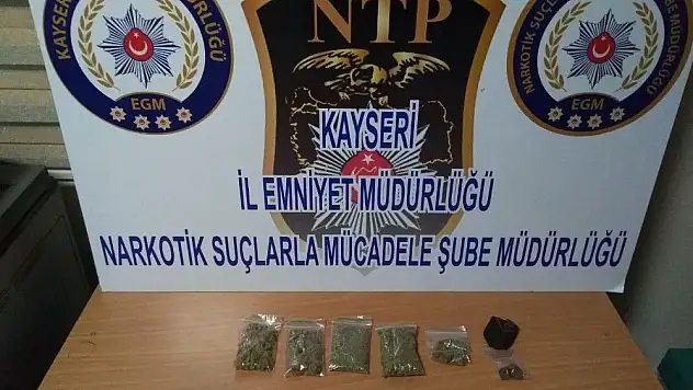 Havaalanında iki kişi uyuşturucu madde ile yakalandı