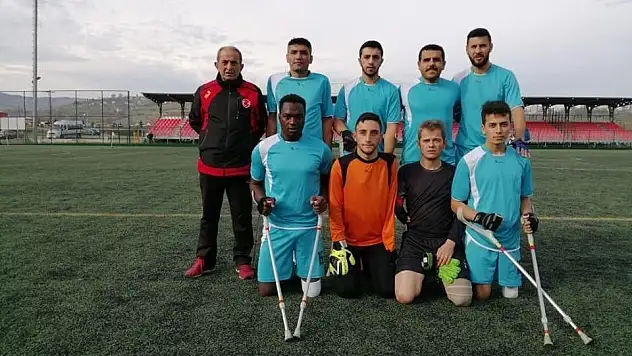 Hayata futbol ile tutundu