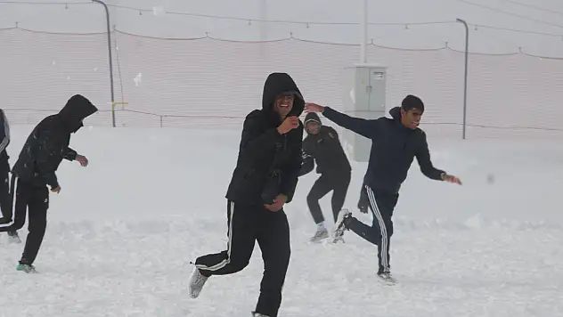 Hayatlarında ilk kez Kayseri'de kar gördüler