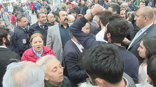 &quotHayır&quot Kampanyası yapan CHP standına saldırı!