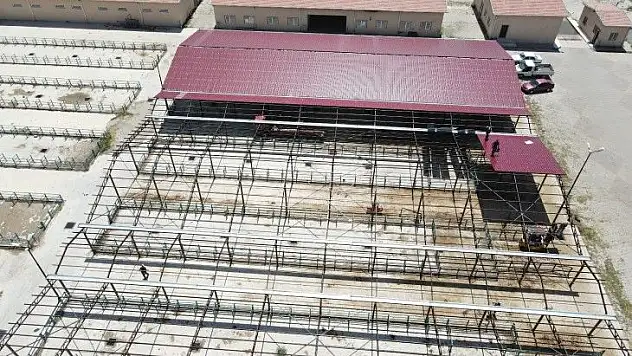 Hayvan pazarının üstünün kapanma çalışması devam ediyor