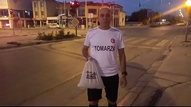 Hem koştu hem de toprağa tohum saçtı