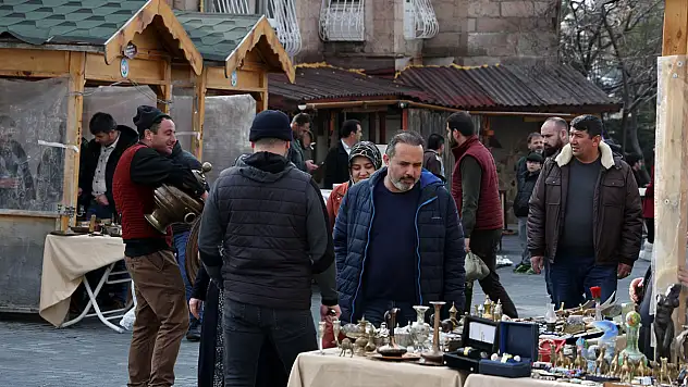 Her yaştan ziyaretçinin akın ettiği dolup taşan pazar
