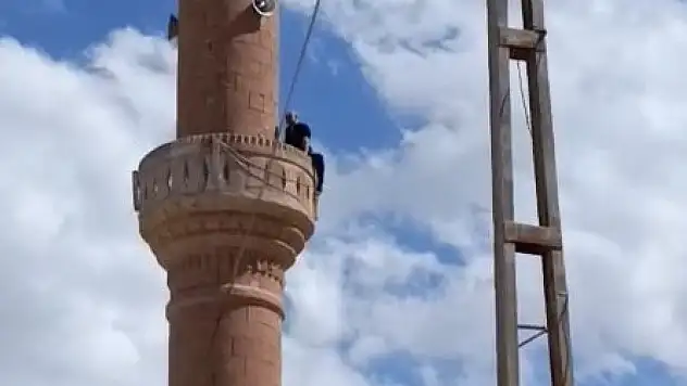 Herkes oraya koştu! Kayseri'de cami minaresine çıktı, bakın ne yaptı?