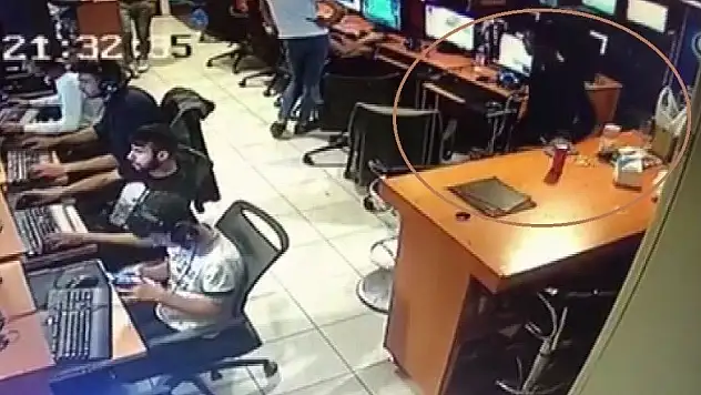 Hesap ödemeye geldi, cep telefonunu çalıp gitti
