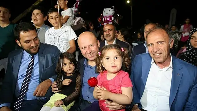 Hilal Mahallesi sakinleri iftarı Çolakbayrakdar çifti ile birlikte açtı
