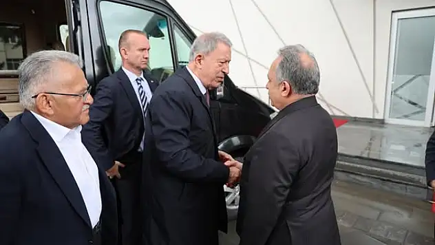 Merakla bekleniyordu! Hulusi Akar o konser için Kayseri'ye geldi