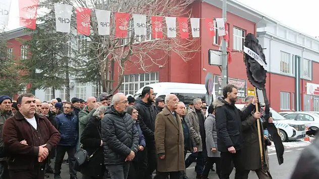 İddiaların ardından Hacı Bektaş'tan CHP'ye siyah çelenkli tepki