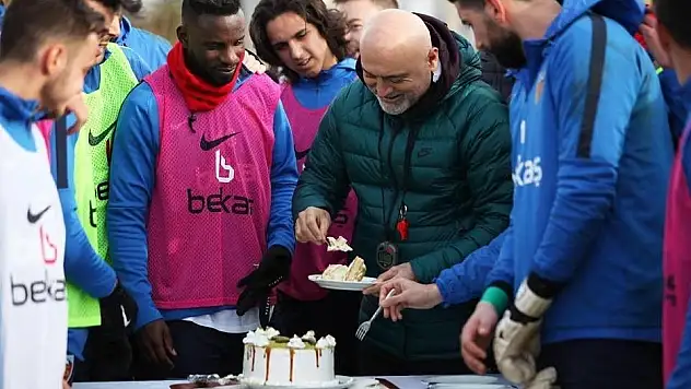 İdman sahasında doğum günü pastası