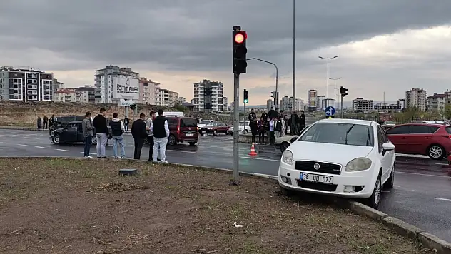İki araç çarpıştı: 3 yaralı var