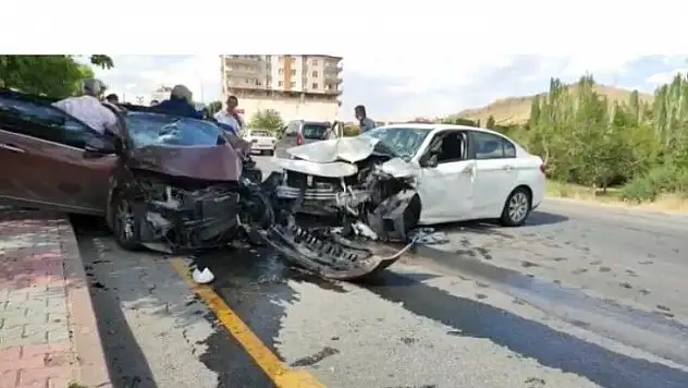 İki aracın çarpıştığı kazada 4 kişi yaralandı