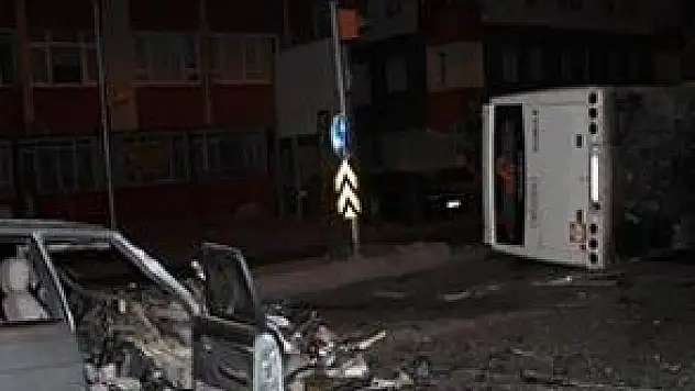 İKİ AYRI TRAFİK KAZASINDA 8 KİŞİ YARALANDI