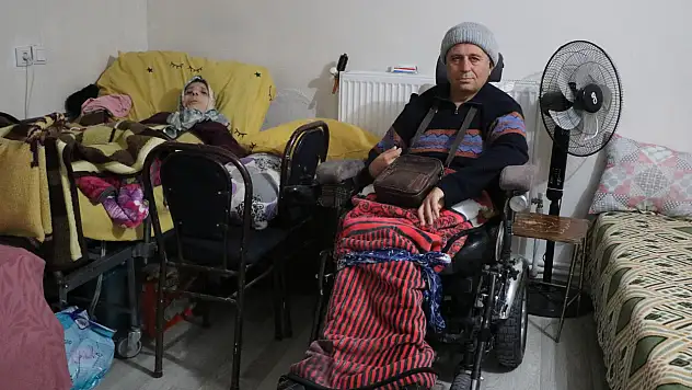 İki engelli kardeşine 21 yıldır bakıyor