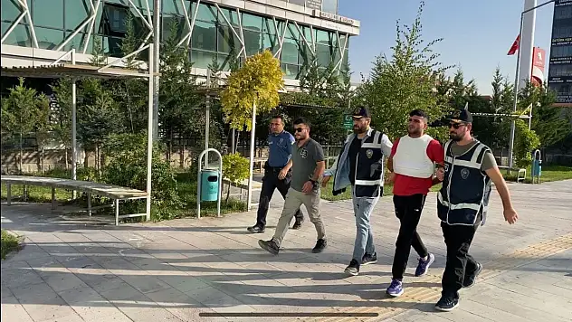 İki grup arasındaki kavga kanlı bitti!