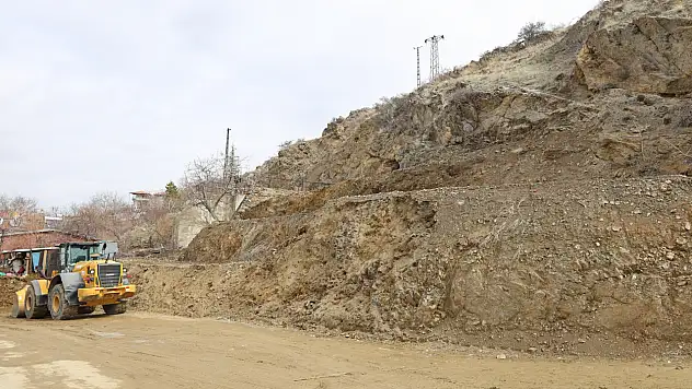 İki mahalleyi birbirine bağlayan yolda çalışma