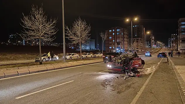 İki otomobil çarpıştı, biri ters döndü