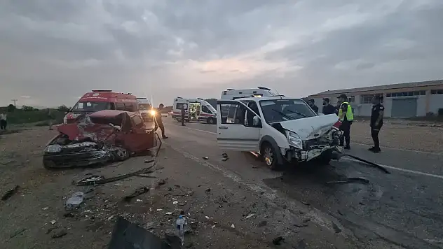 İki otomobil kafa kafaya çarpıştı