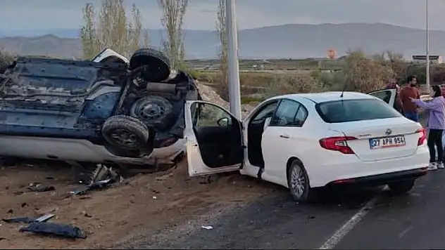 Otomobiller kafa kafaya çarpıştı: 3 kişi...