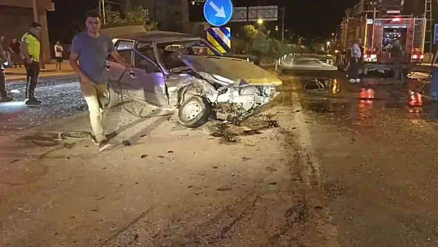 Sivas'ta iki otomobil kafa kafaya çarpıştı: 1'i ağır 2 yaralı