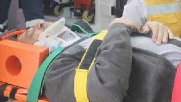 İKİ OTOMOBİL KAFA KAFAYA ÇARPIŞTI 8 YARALI