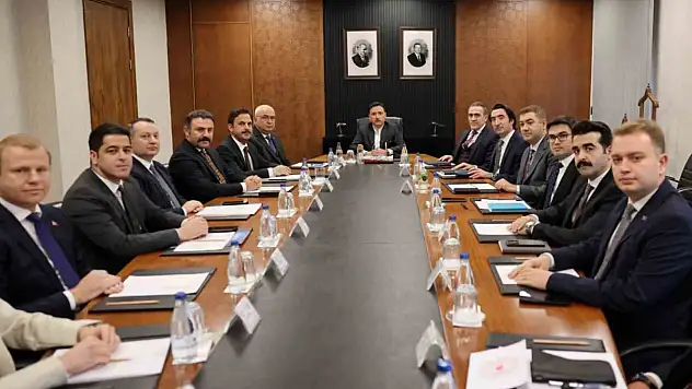 Kayseri'de yönetim zirvesi! Vali Çiçek, 16 ilçeyi topladı