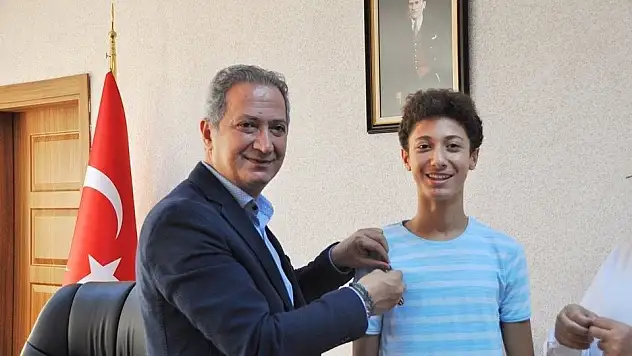 İl Milli Eğitim Müdürü Ekinci LGS'da Türkiye İkincisi Olan Kayrahan Kaya'yı Ödüllendirdi
