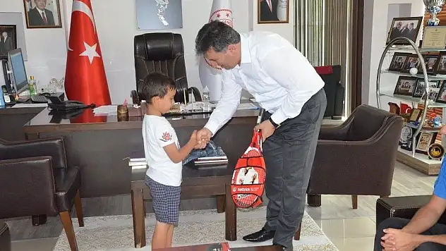 İl Müdürü Eskici'nden minik tenisçiye raket hediyesi