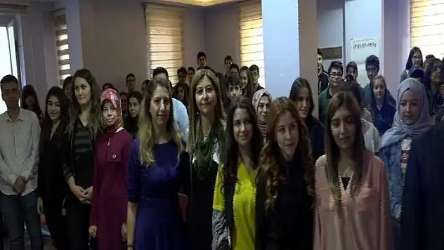 İl Sağlık Müdürlüğü'nden 10 Ekim Dünya Ruh Sağlığı Günü'nde Gençlere ve Ailelere Seminer
