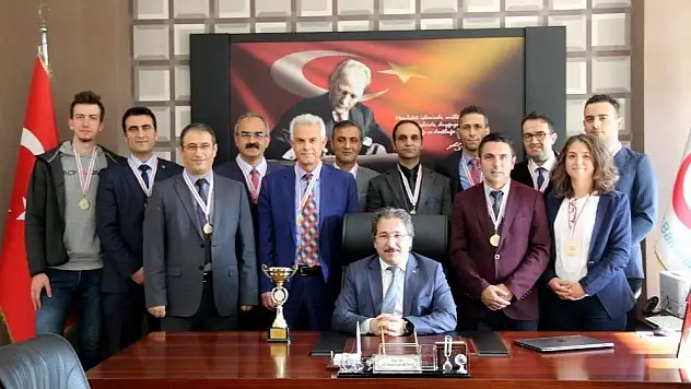 İl Sağlık Müdürü Benli, Başarıyı Madalya ile Tebrik Etti
