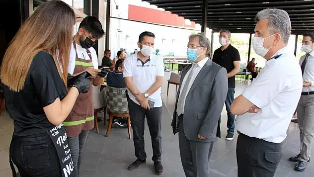 İl Sağlık Müdürü Benli, HES uygulamasını vatandaşlara hem anlattı hem gösterdi