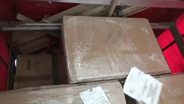 İlaç yüklü tırda 8 göçmen yakalandı