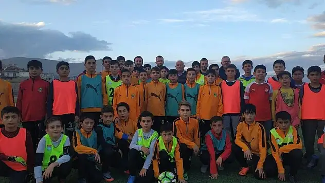 İlhan Parlak, futbola başladığı Yerköyspor'u ziyaret etti
