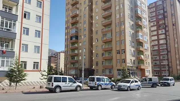 8'inci kattan düşen kadın ağır yaralandı
