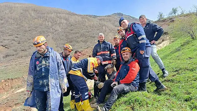 İneğiyle birlikte çamura saplanan vatandaşı AFAD kurtardı