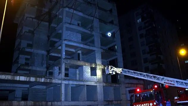 İnşaatın çatısına çıktığı söylenen şahıs ekipleri harekete geçirdi