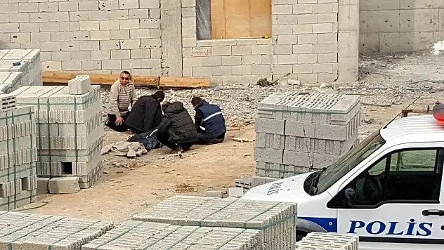 İnşaattan düşüp ölen arkadaşlarının başından ayrılmadılar