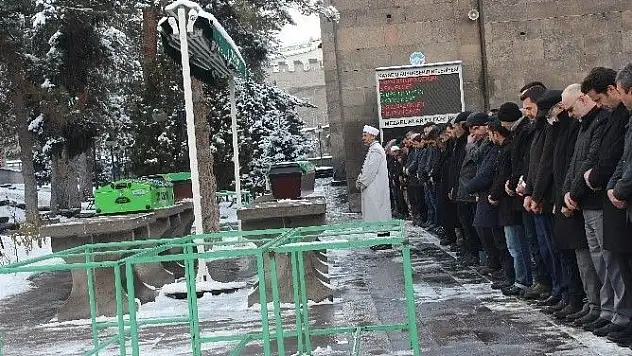 İntihar eden şahıs son yolculuğuna uğurlandı