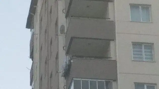 İntihar için balkona çıktı