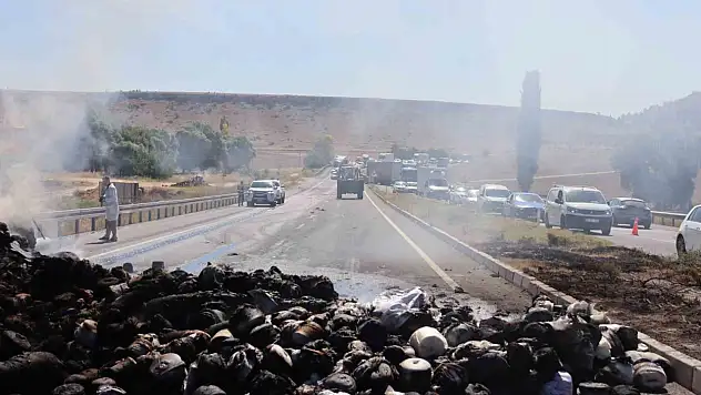 Tır alev alev yandı, trafik tıkandı!