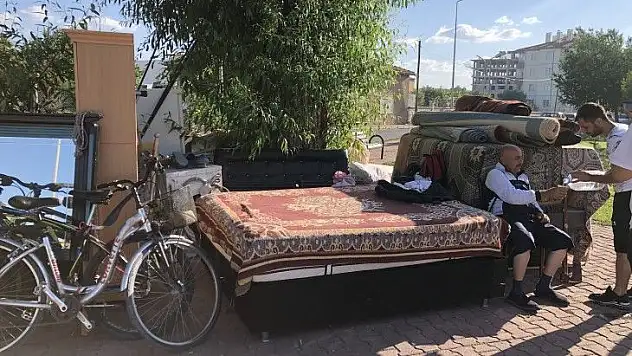 Baba oğul yardım bekliyor