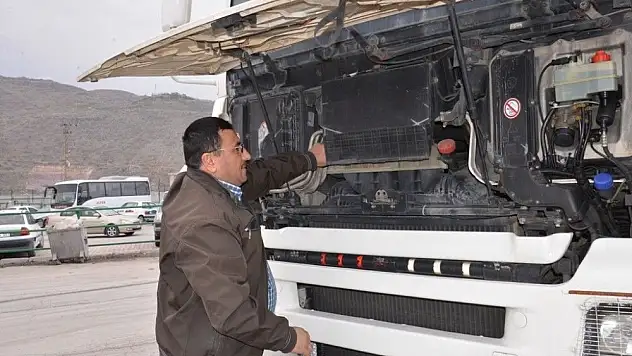 İş makinesi araç sürücülerine uygulamalı seminer verildi
