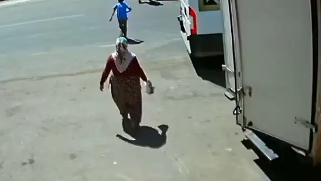 İş makinesinin iki kardeşe çarpma anı kameralara yansıdı!