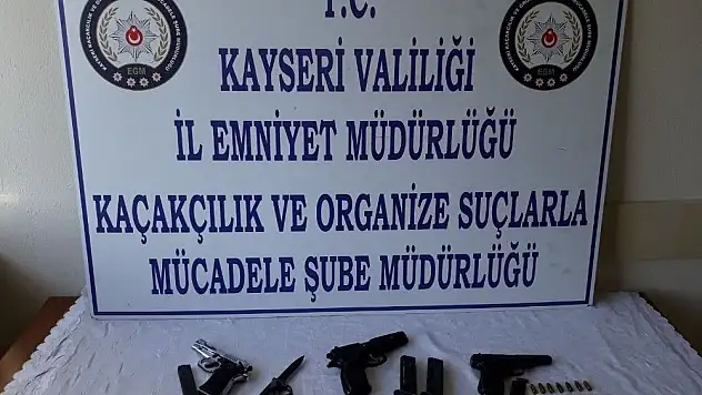 3 iş yerinde yapılan aramada ruhsatsız tabanca ele geçirildi