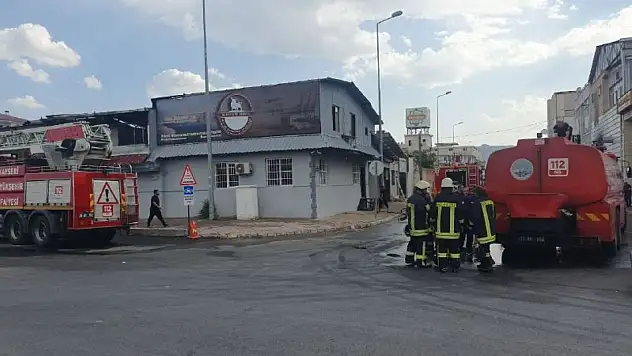 İş yerinin çatısında yangın çıktı