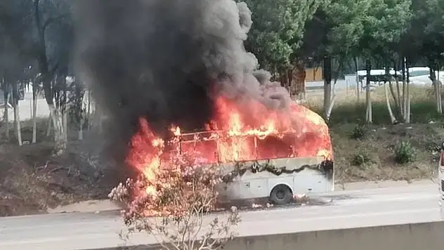 Adana'da işçi servisi alev alev yandı