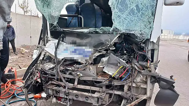 Kayseri'de can pazarı: İşçi servisi tıra çarptı! Çok sayıda yaralı var