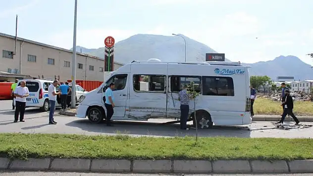 İşçi servisleri çarpıştı: 7 yaralı var