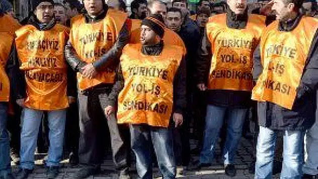 İŞÇİLER AKP İL BİNASINA YÜRÜDÜ